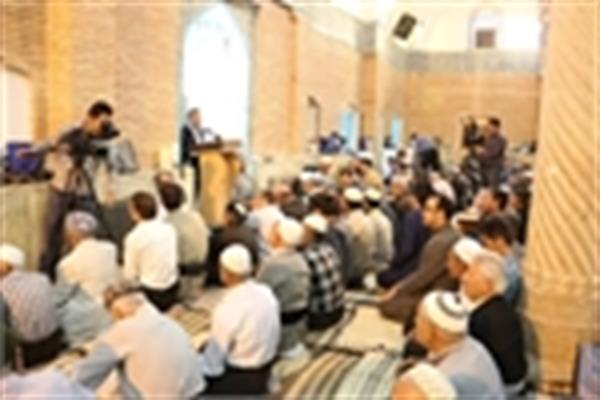 دکتر محمود واعظی به همراه معاونین و مدیران وزارت ارتباطات و فناوری اطلاعات در جمع نمازگزاران سنندج حاضر و به عنوان سخنران پیش از خطبه های نماز جمعه سخنرانی کردند.