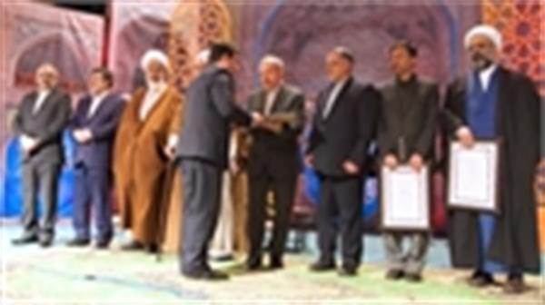 تقدیر از رییس شورای فرهنگی وزارت ارتباطات و فناوری اطلاعات در بیست و چهارمین اجلاس سراسری نماز
